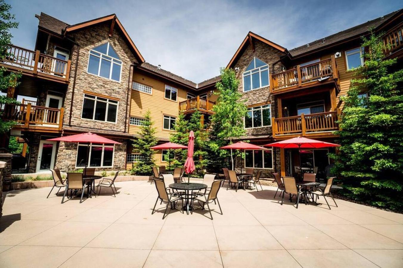 Spacious Penthouse Suite-King Beds-Pool & Hot Tub Canmore Exteriér fotografie