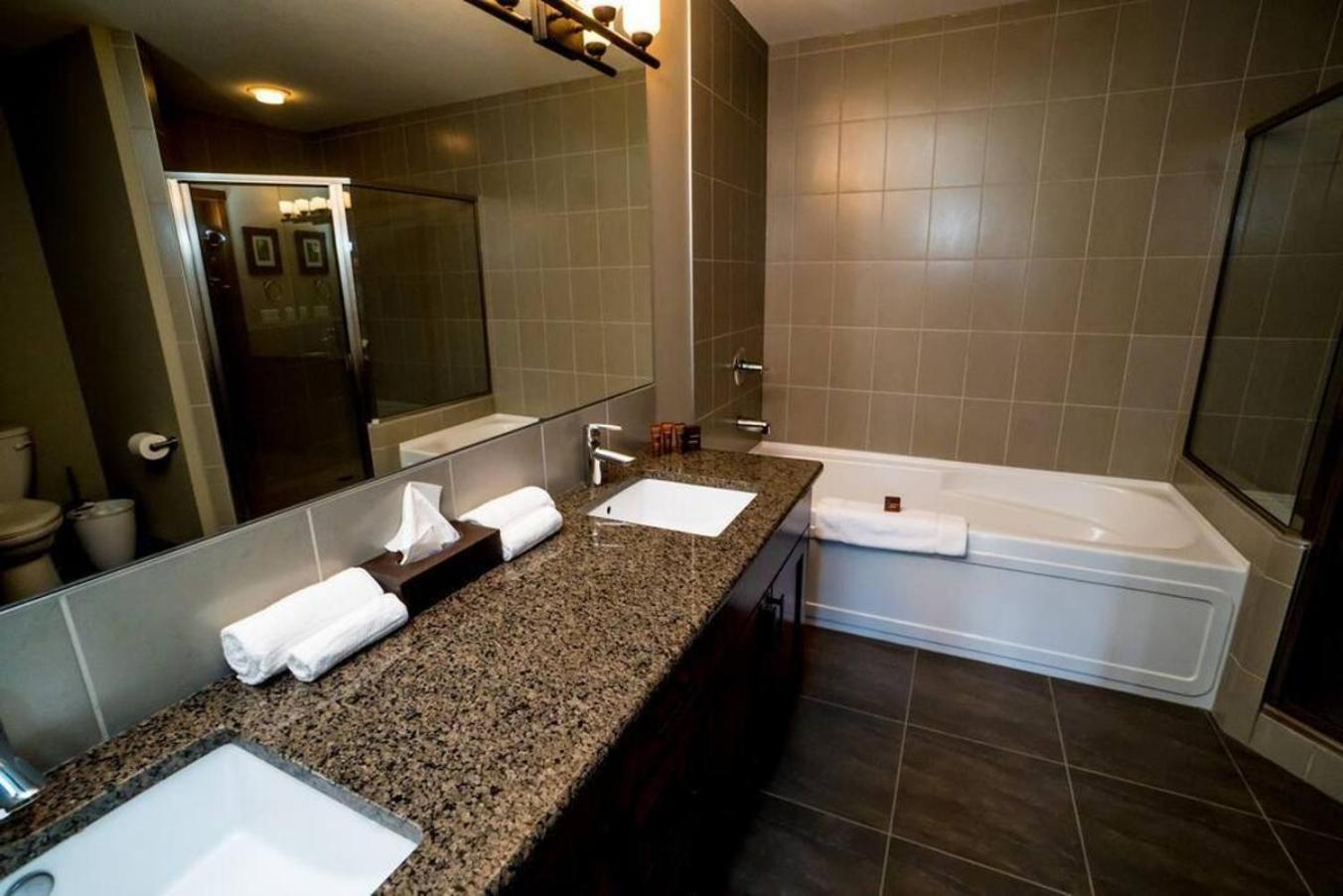 Spacious Penthouse Suite-King Beds-Pool & Hot Tub Canmore Exteriér fotografie