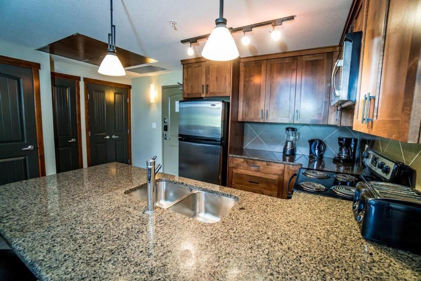 Spacious Penthouse Suite-King Beds-Pool & Hot Tub Canmore Exteriér fotografie