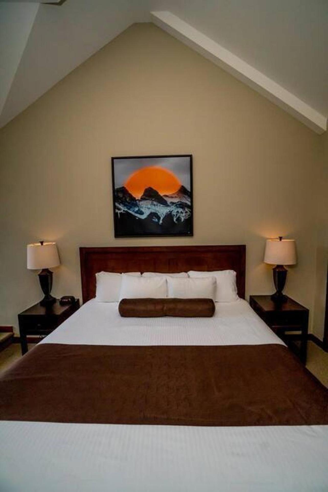 Spacious Penthouse Suite-King Beds-Pool & Hot Tub Canmore Exteriér fotografie
