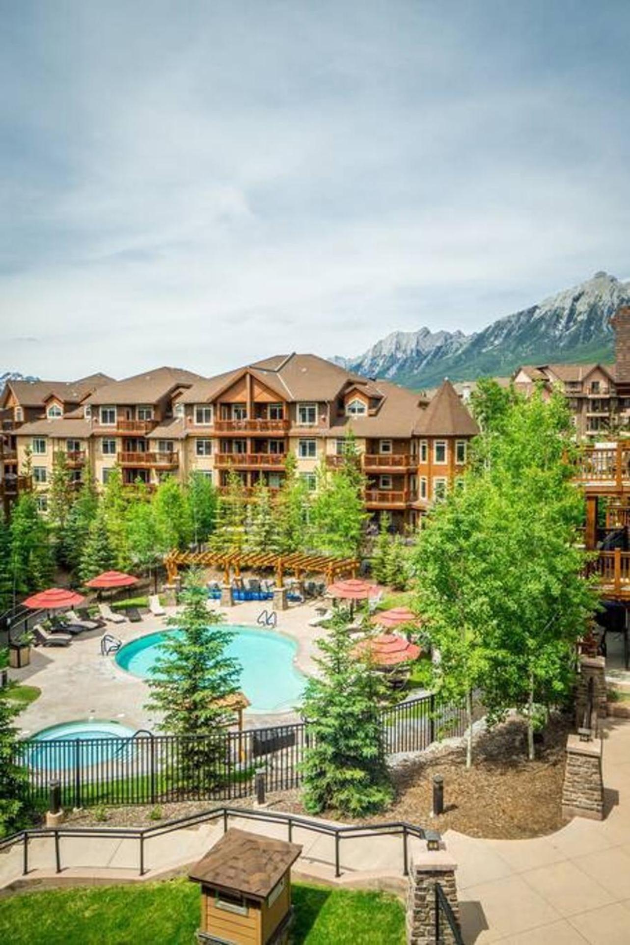 Spacious Penthouse Suite-King Beds-Pool & Hot Tub Canmore Exteriér fotografie